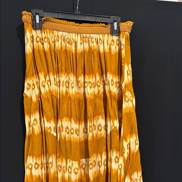 H & M Stylish Burnt Orange Tie-Dye Skirt, size 12 - Picture 4 of 6